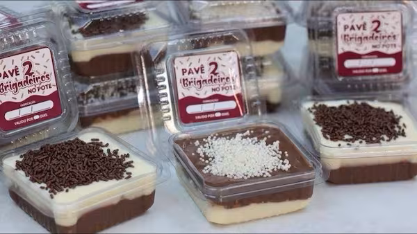 Pavês de chocolate , creme especial , biscoito de chocolate maltado