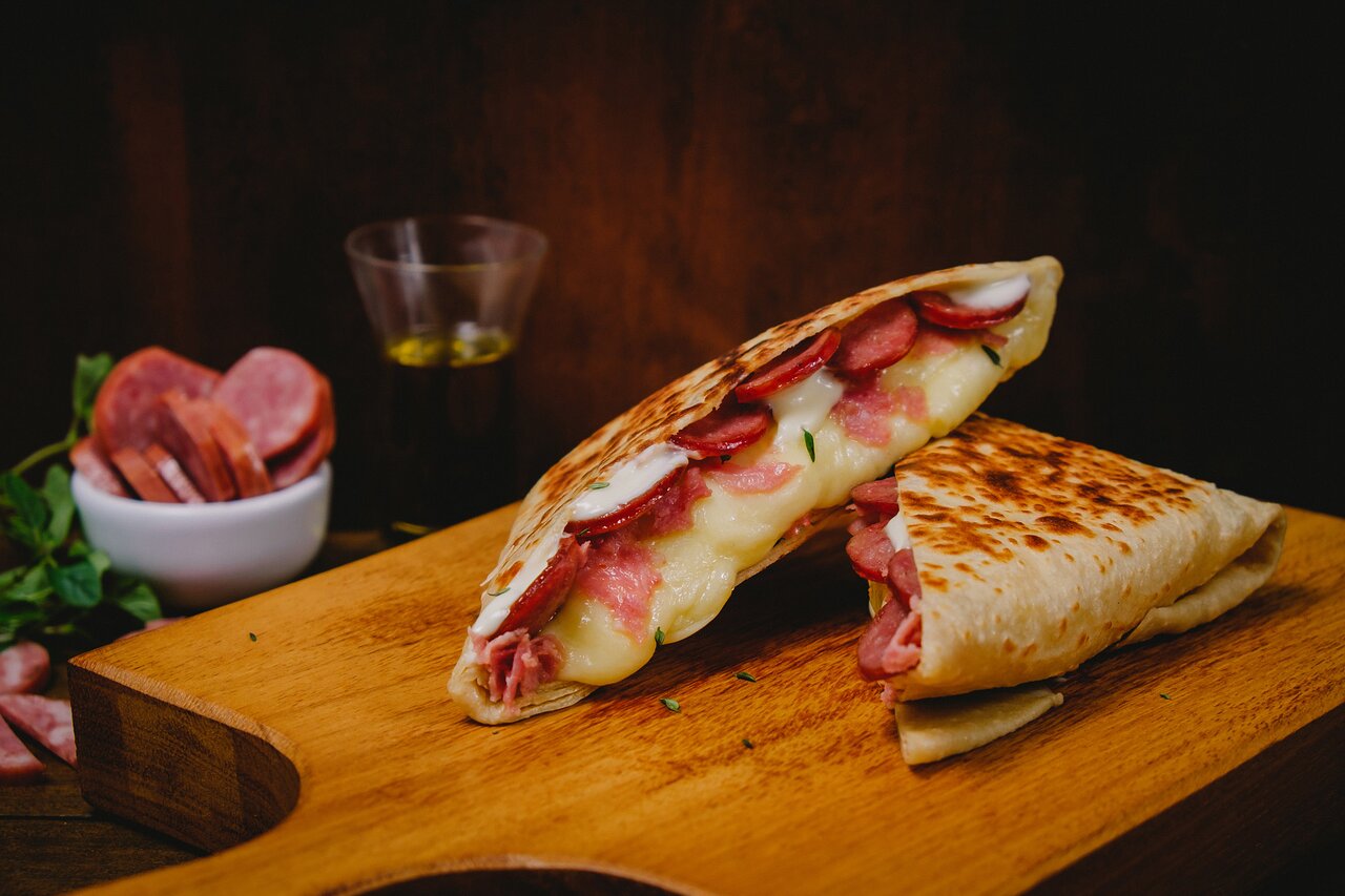 Crepe de calabresa com queijo