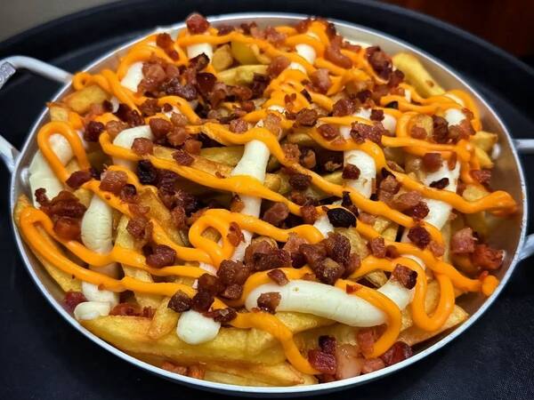 Batata Frita com Mix de Queijo e Bacon
