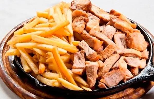 Lombo na chapa com fritas