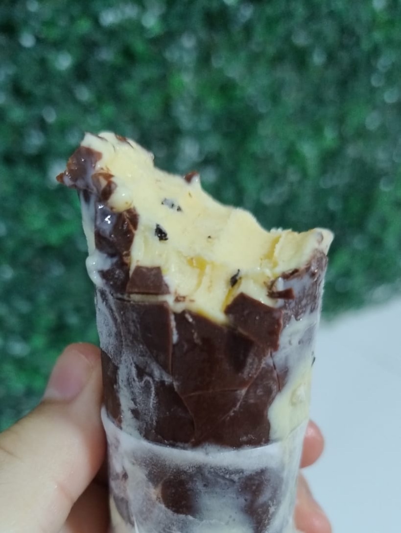 Geladinho Gourmet de maracujá com casquinha de chocolate 