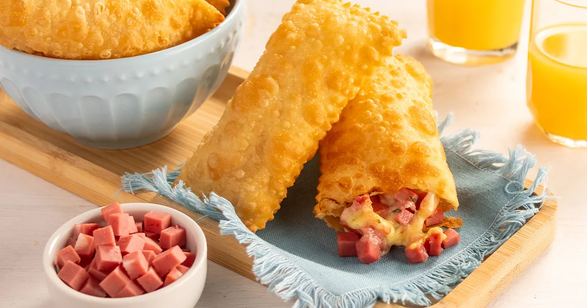 Pastel de  mortadela com  queijo e tomate
