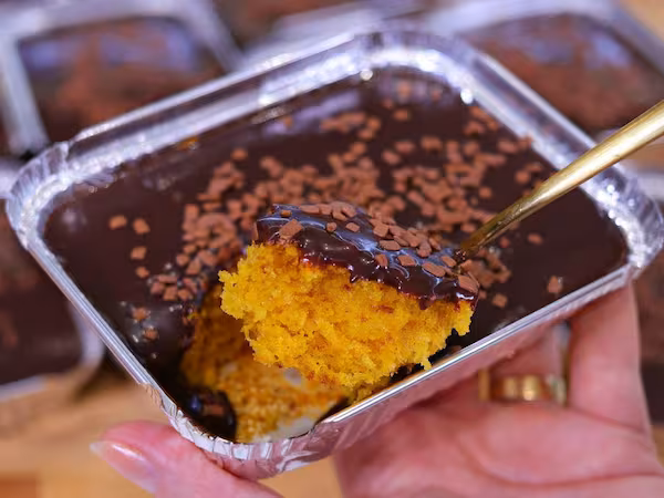 Bolo Artesanal de cenoura com chocolate ao leite