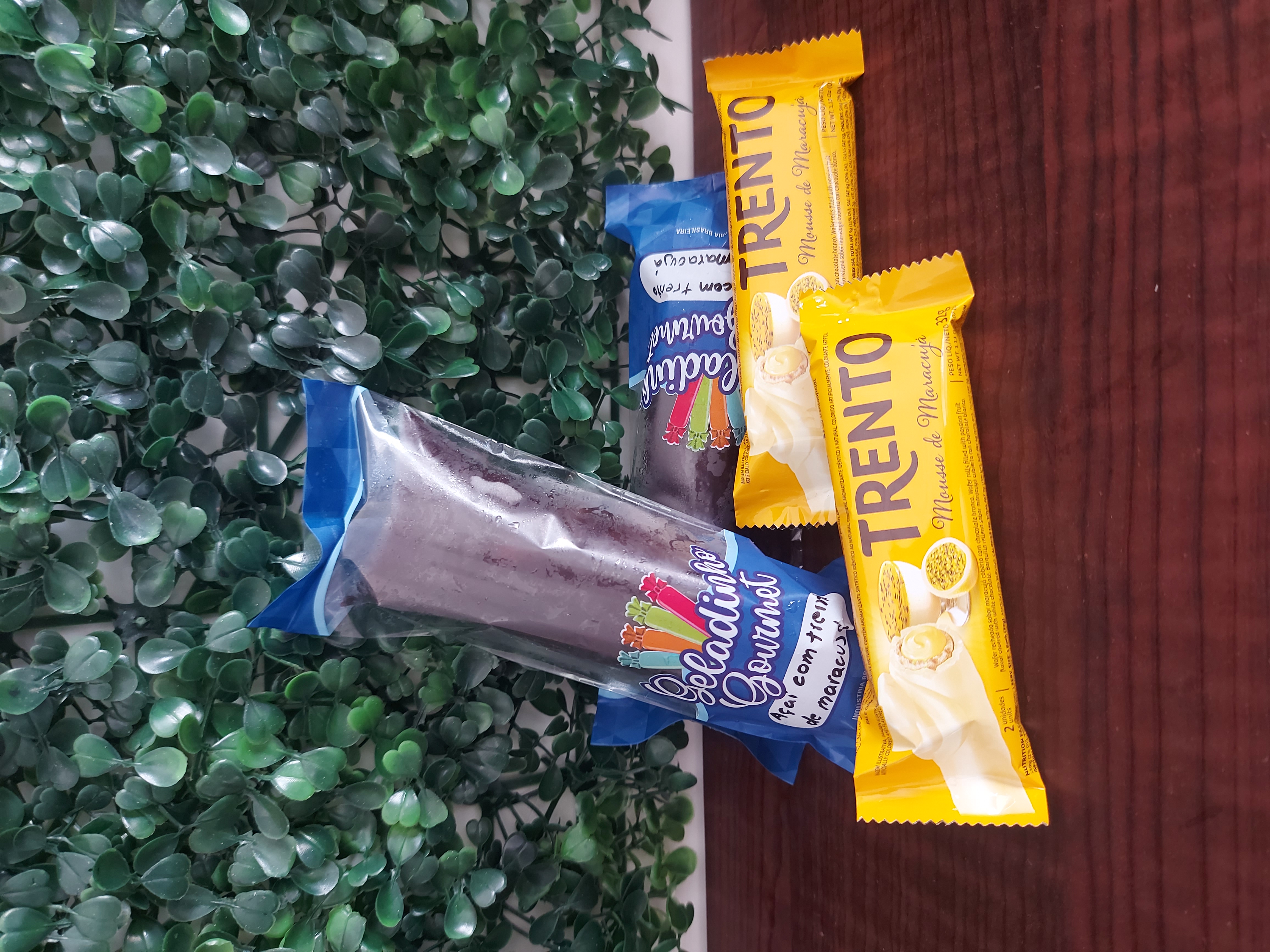 Geladinho de açaí com trento de maracujá