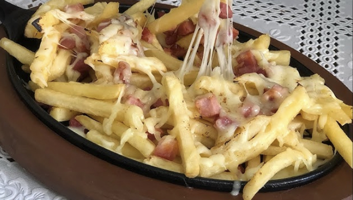 Fritas c/ queijo e bacon